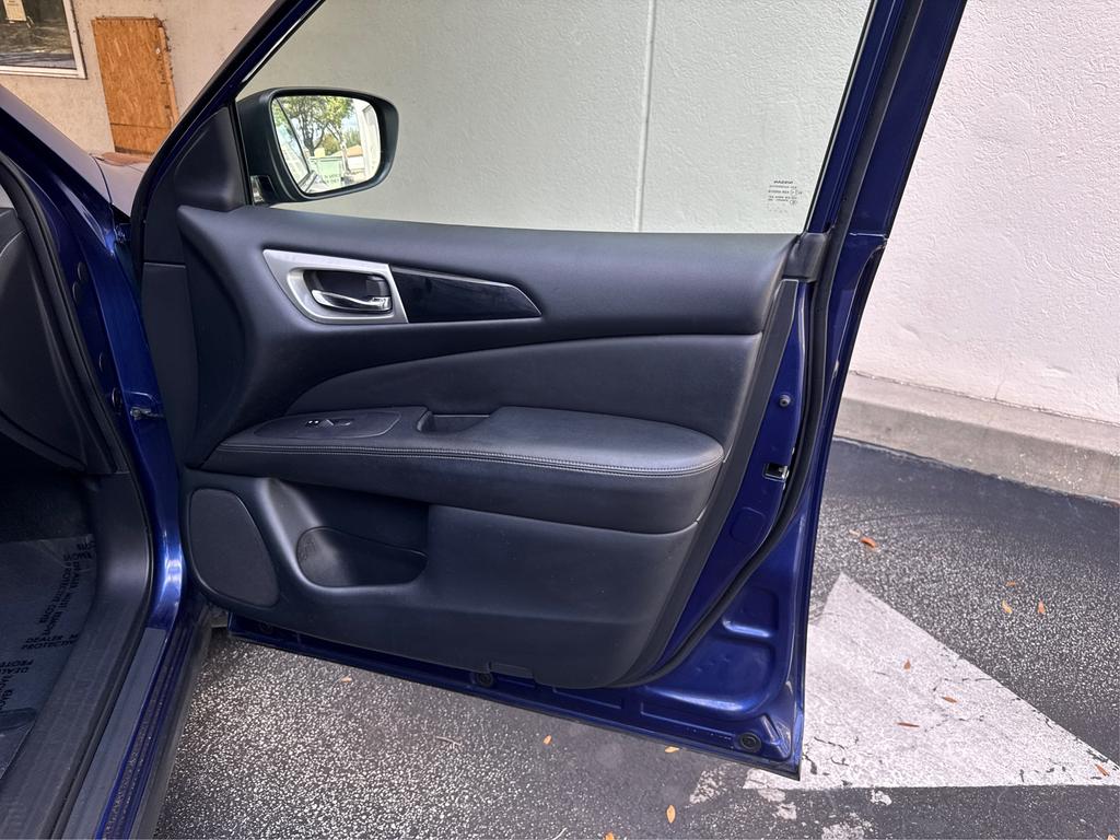 2020 Nissan Pathfinder S photo