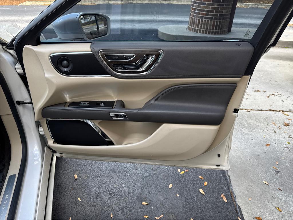 2017 Lincoln Continental Select photo