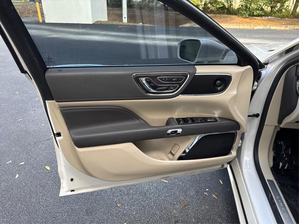2017 Lincoln Continental Select photo