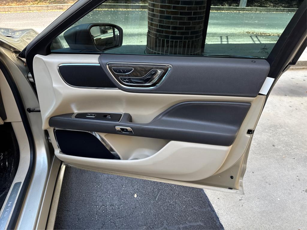 2017 Lincoln Continental Reserve photo