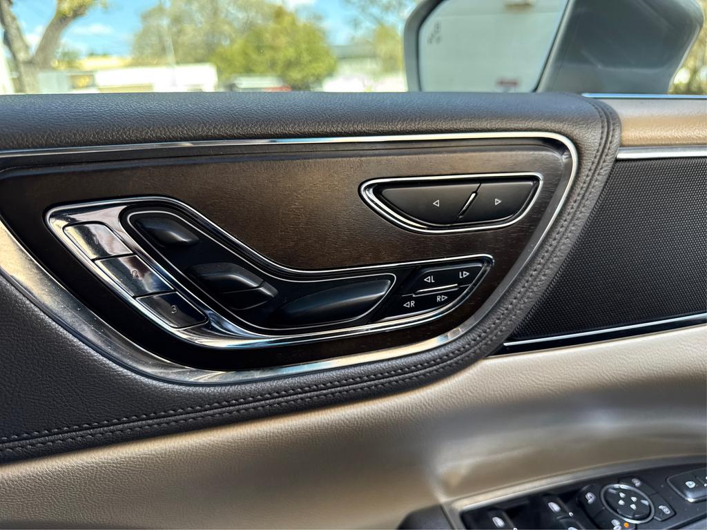 2017 Lincoln Continental Reserve photo