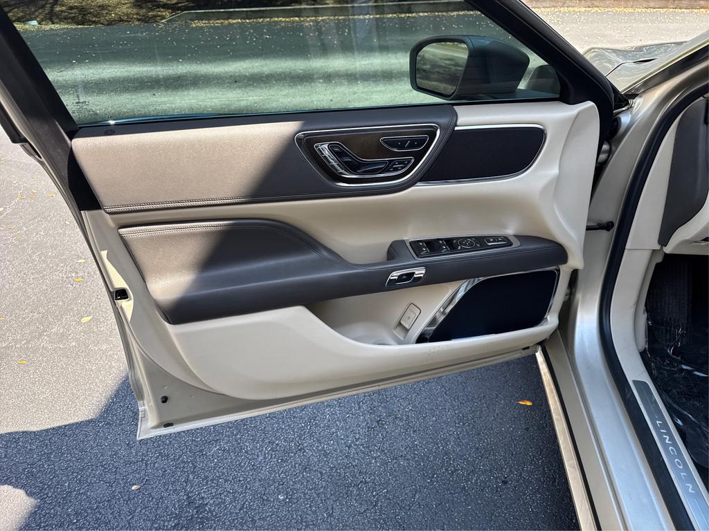 2017 Lincoln Continental Reserve photo