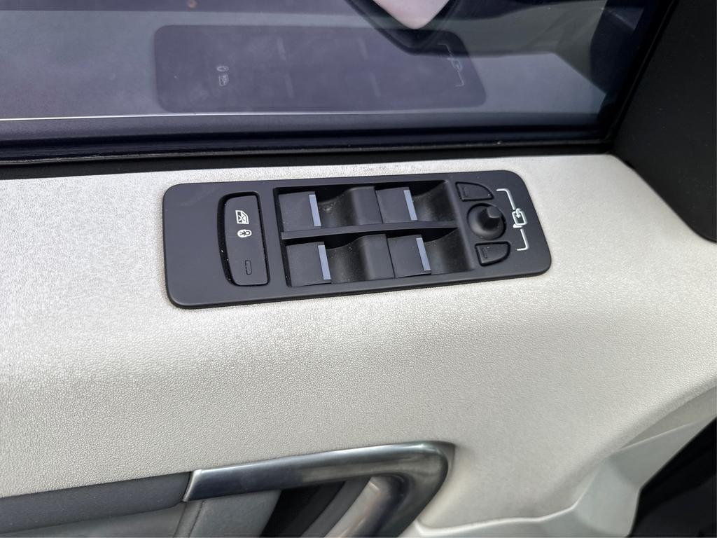 2017 Land Rover Discovery - $8,995