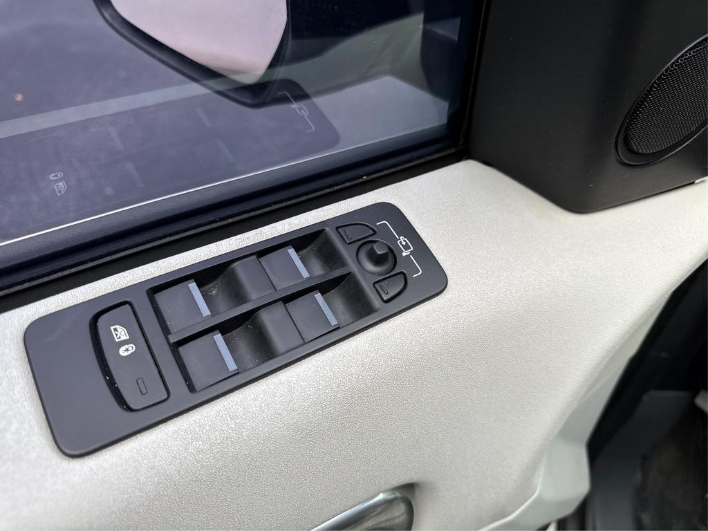 2017 Land Rover Discovery - $8,995