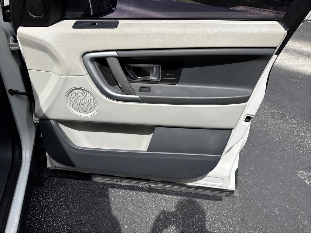 2017 Land Rover Discovery - $8,995