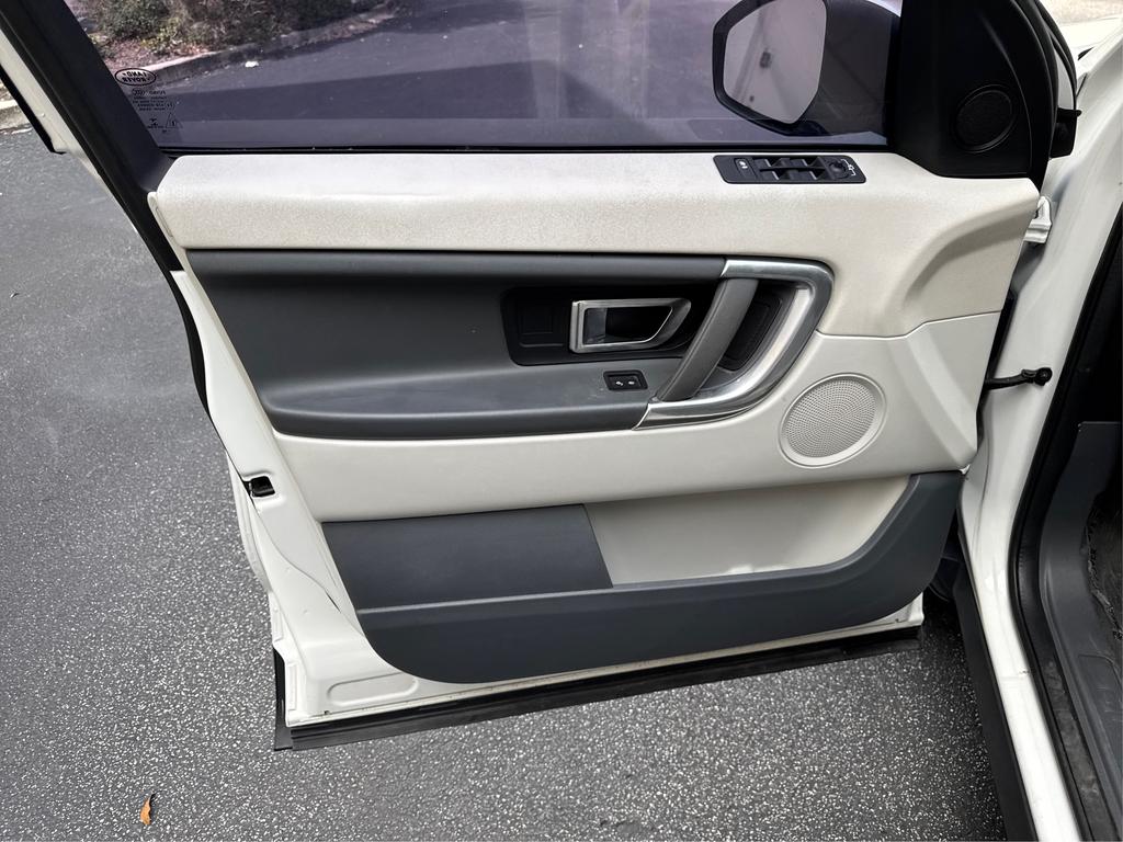 2017 Land Rover Discovery - $8,995