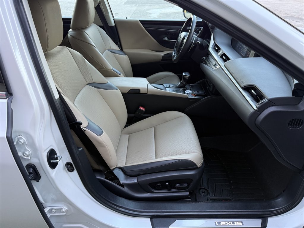 2020 Lexus ES - $31,995