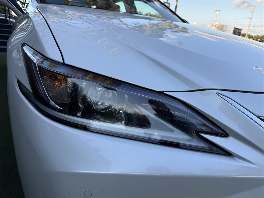 2020 Lexus ES - $31,995