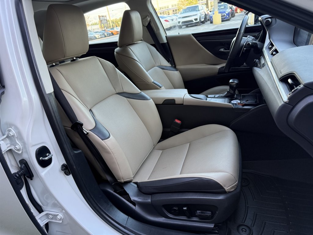 2020 Lexus ES - $31,995