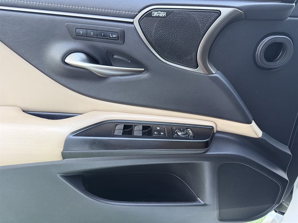 2020 Lexus ES - $31,995