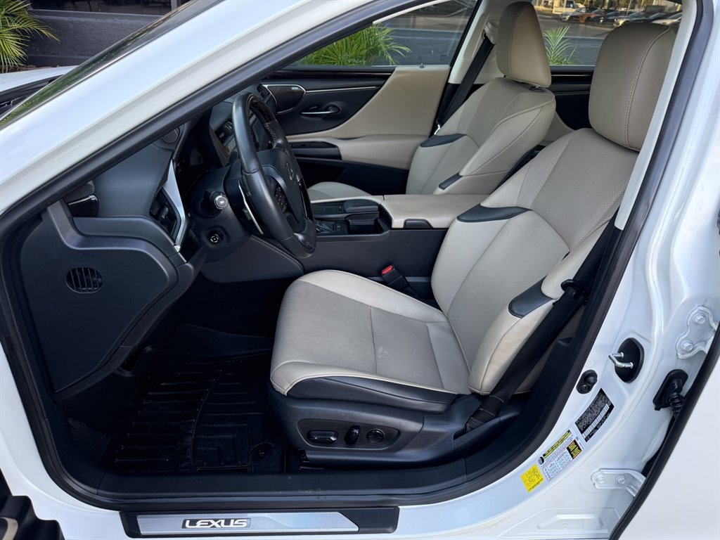 2020 Lexus ES - $31,995