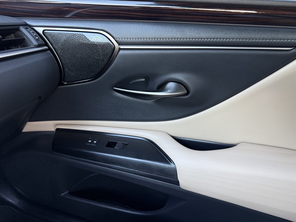 2020 Lexus ES - $31,995