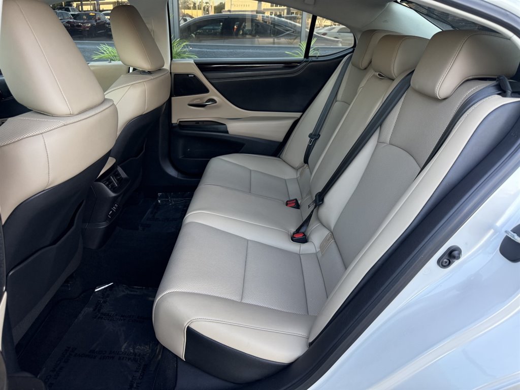 2020 Lexus ES - $31,995