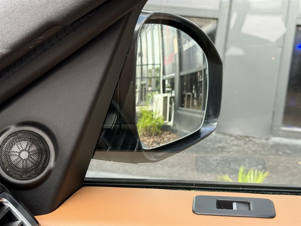 2017 Land Rover Discovery - $14,995