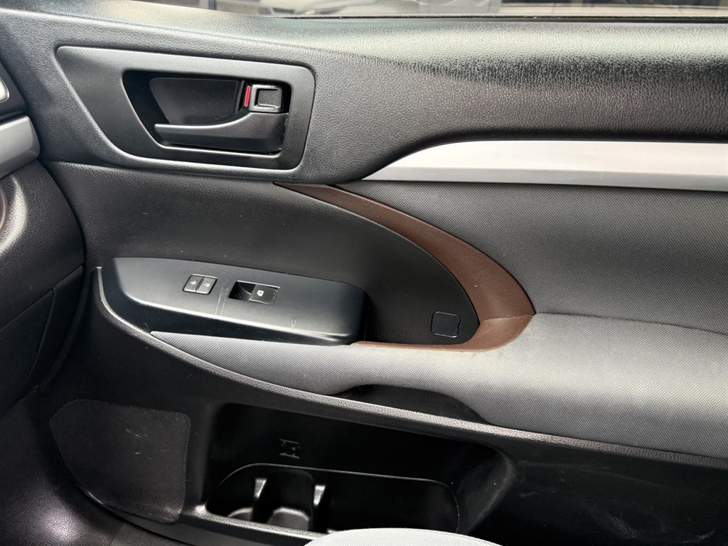 2019 Toyota Highlander - $24,995
