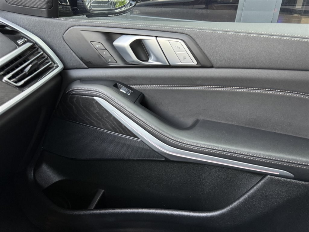 2022 BMW X7 - $39,995