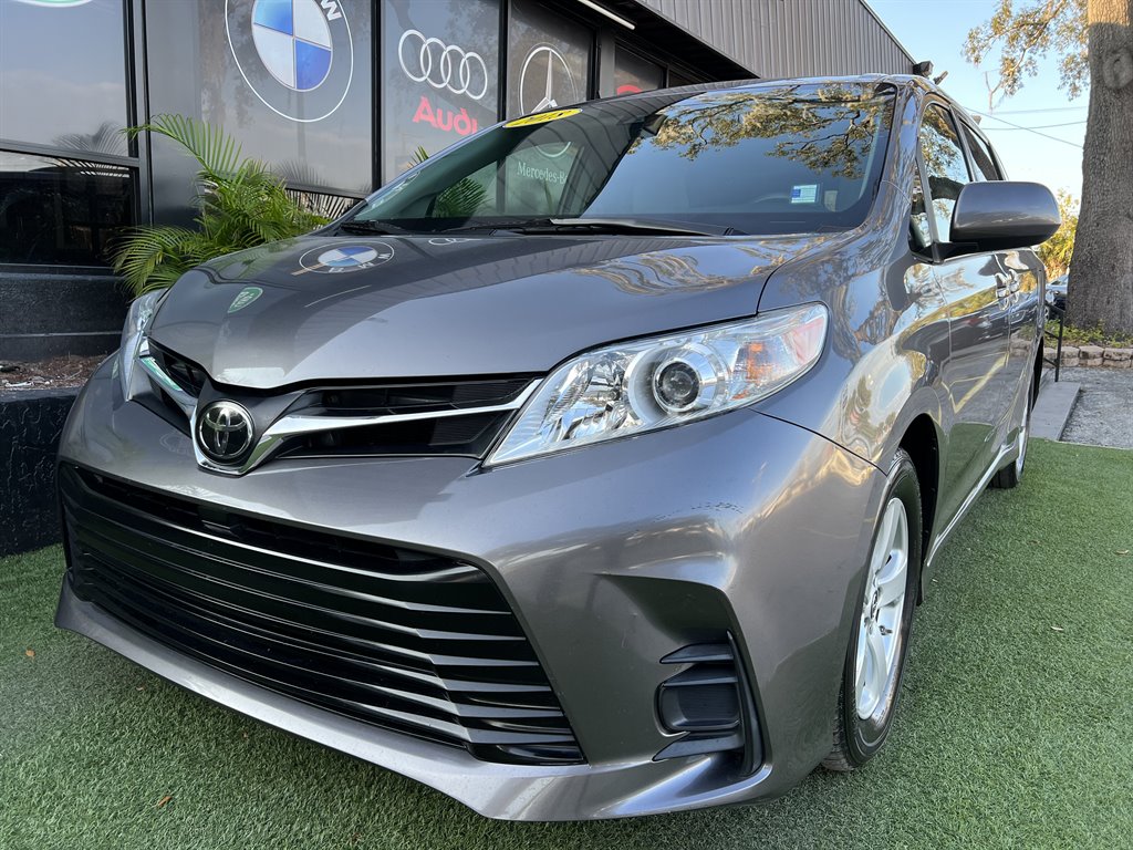 2018 Toyota Sienna LE photo