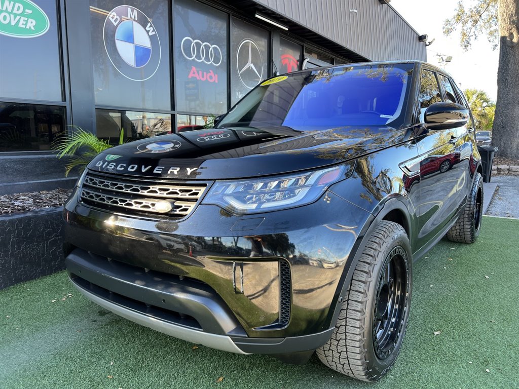 The 2019 Land Rover Discovery SE photos
