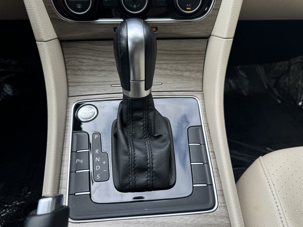 2018 Volkswagen Passat SE photo