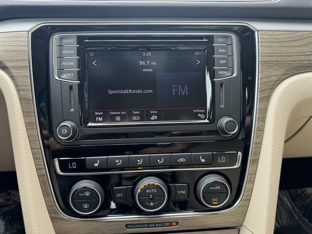 2018 Volkswagen Passat SE photo
