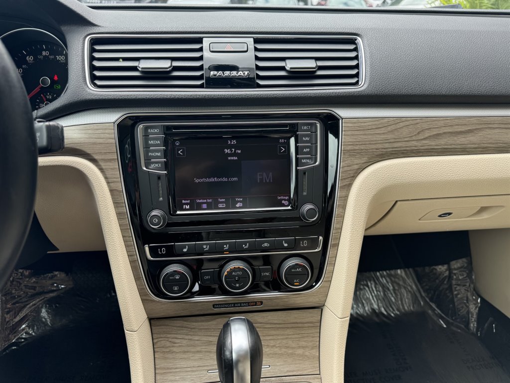 2018 Volkswagen Passat SE photo