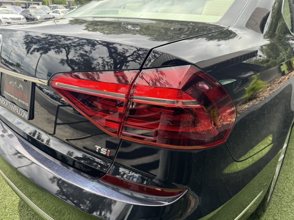 2018 Volkswagen Passat SE photo