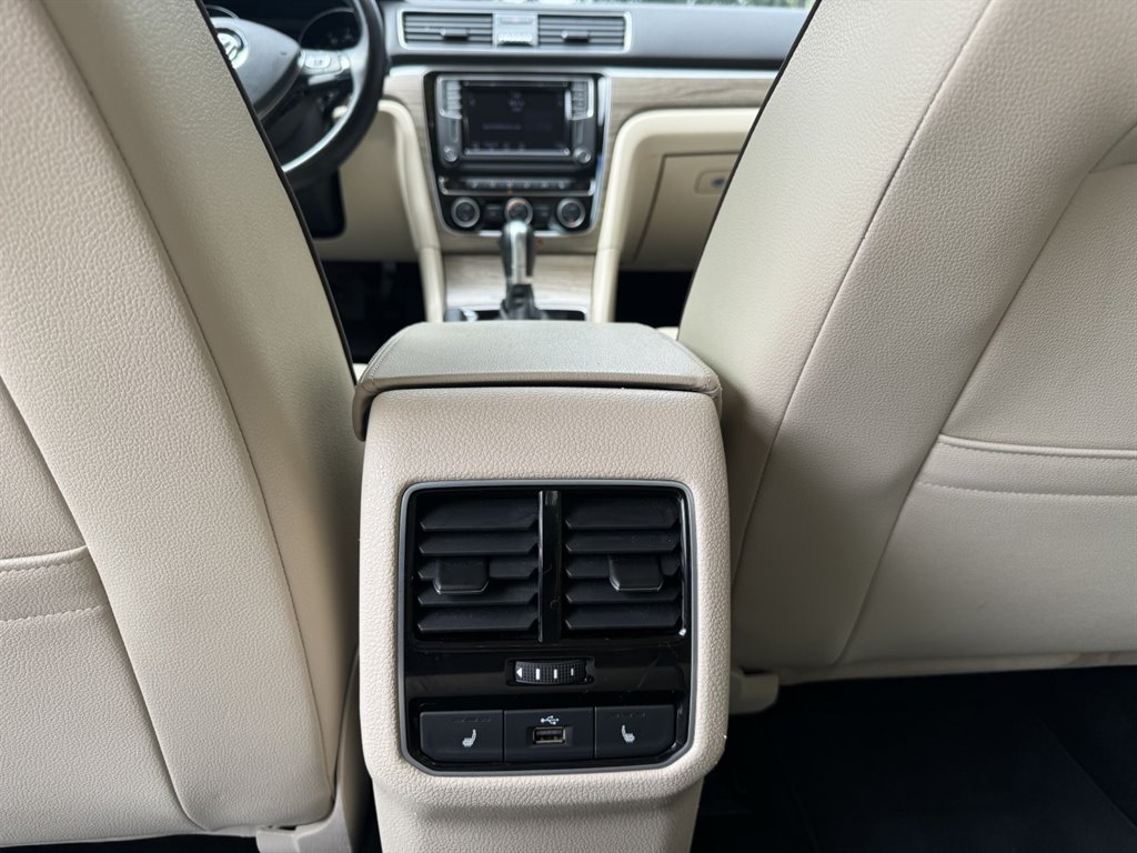 2018 Volkswagen Passat SE photo
