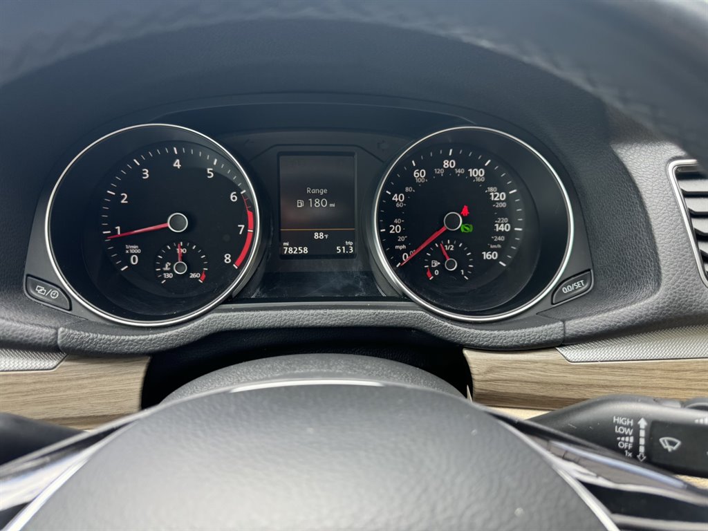 2018 Volkswagen Passat SE photo