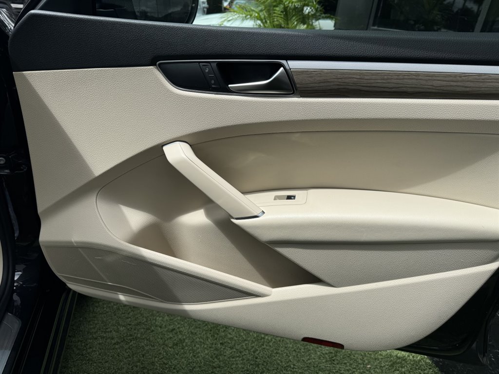 2018 Volkswagen Passat SE photo