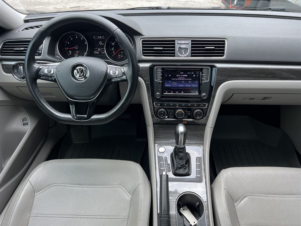 2017 Volkswagen Passat SE photo