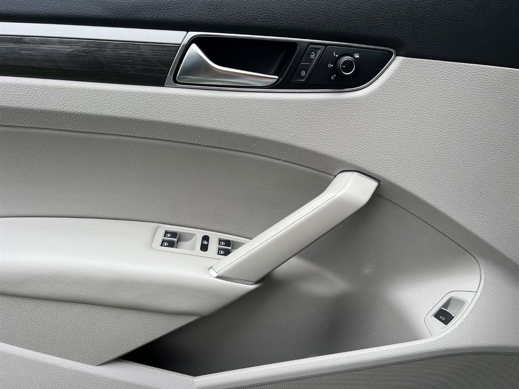 2017 Volkswagen Passat SE photo