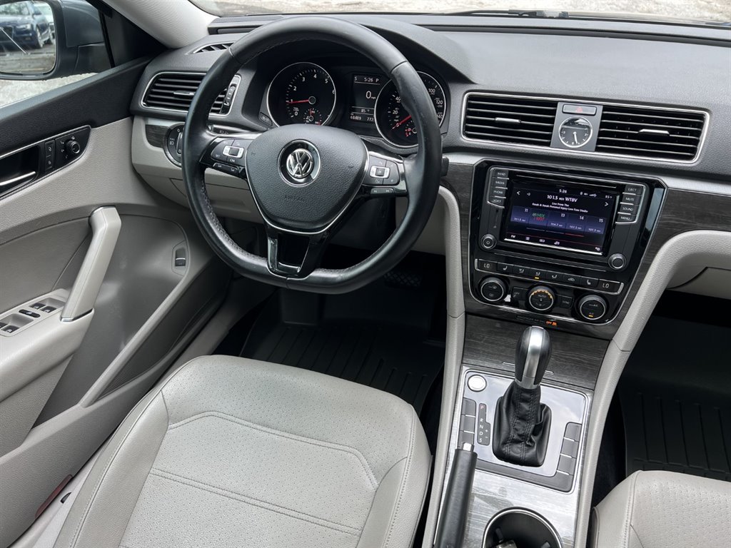 2017 Volkswagen Passat SE photo