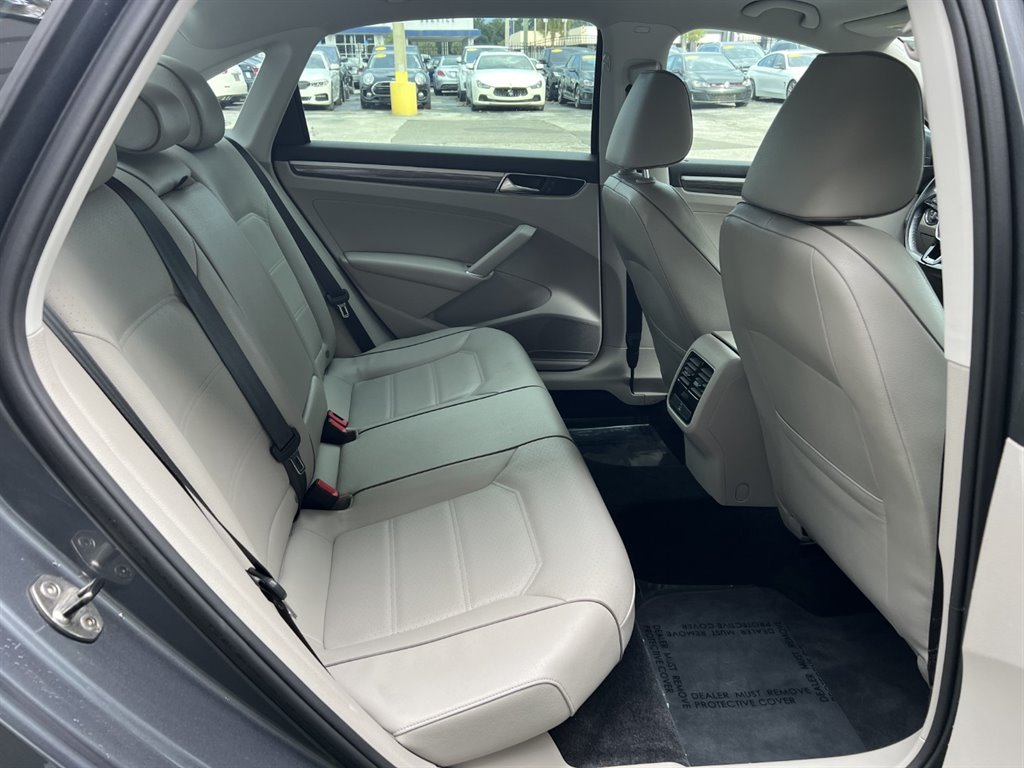 2017 Volkswagen Passat SE photo