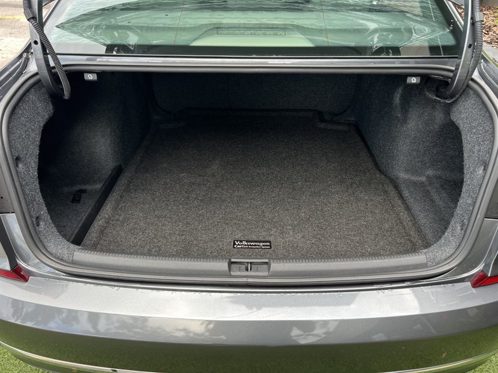 2017 Volkswagen Passat SE photo