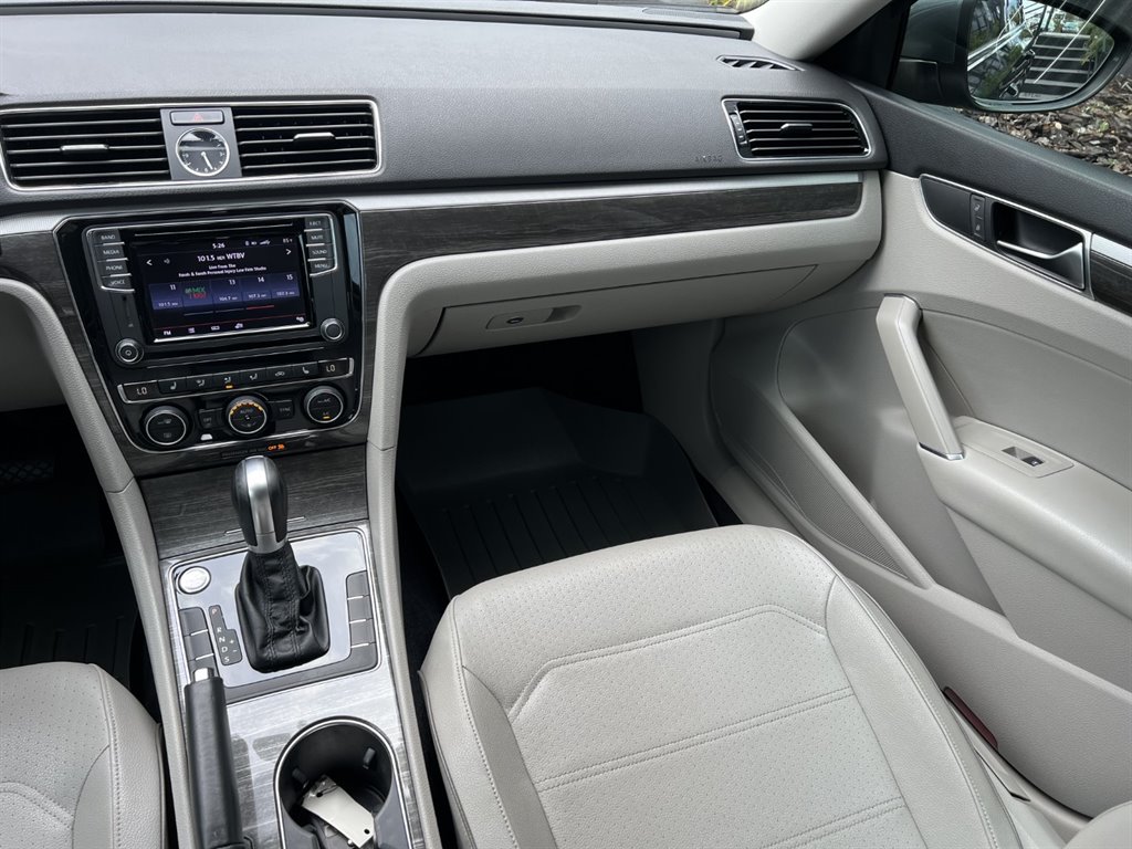 2017 Volkswagen Passat SE photo
