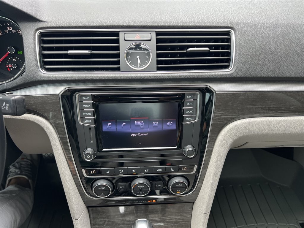 2017 Volkswagen Passat SE photo