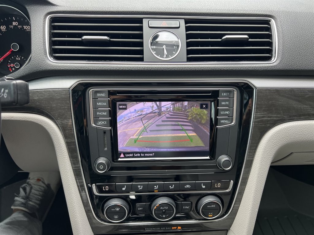2017 Volkswagen Passat SE photo