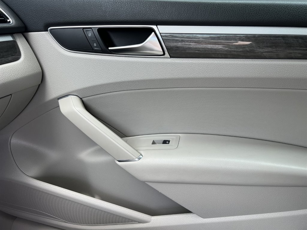 2017 Volkswagen Passat SE photo