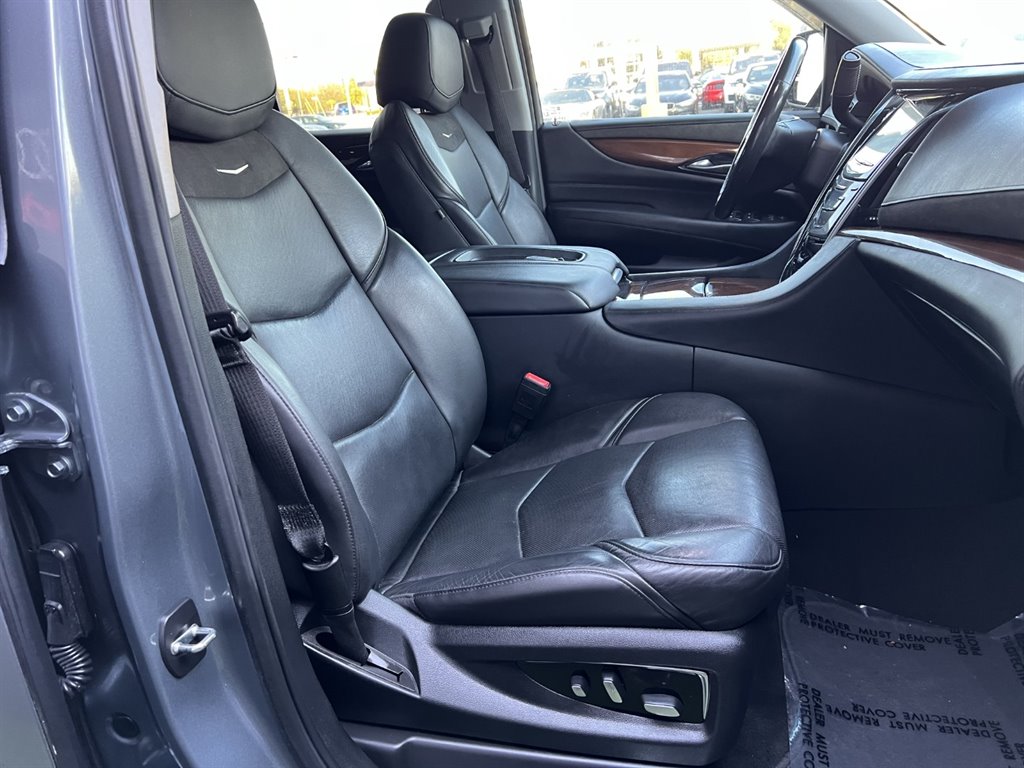 2019 Cadillac Escalade Luxury photo