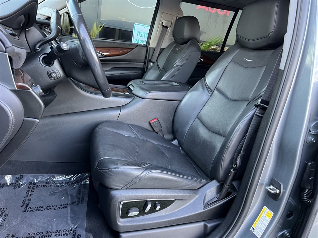 2019 Cadillac Escalade Luxury photo