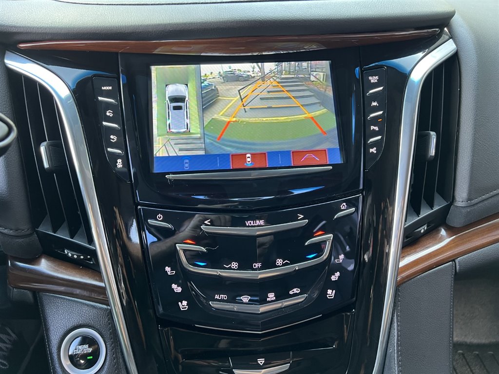 2017 Cadillac Escalade Luxury photo