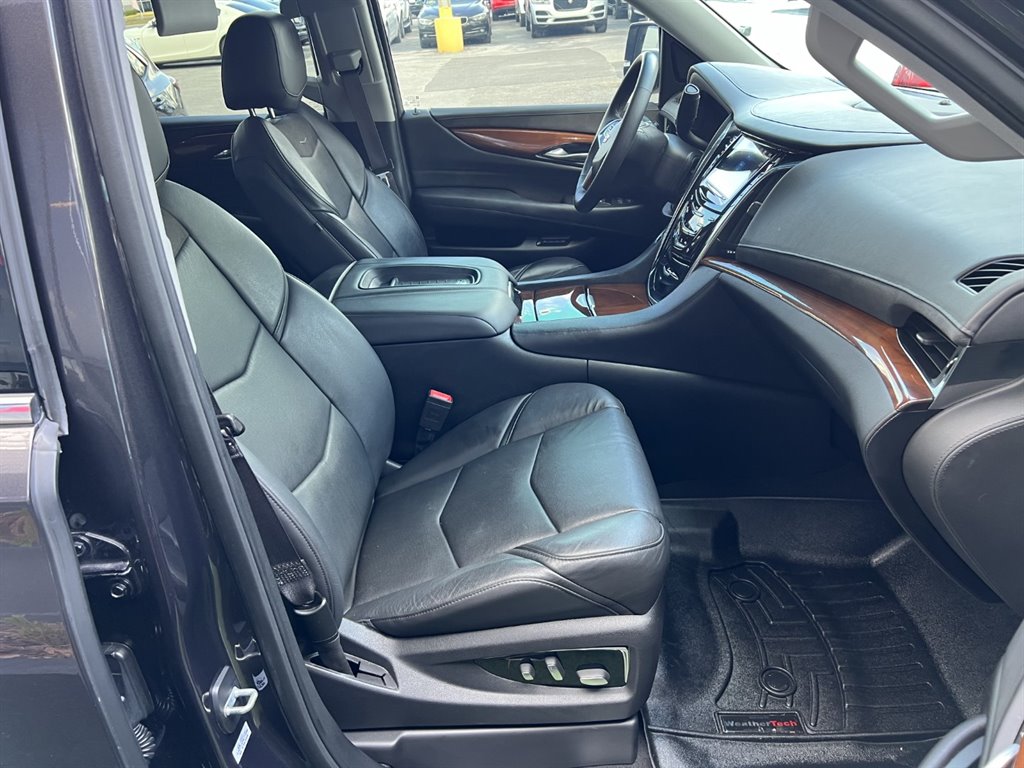 2017 Cadillac Escalade Luxury photo