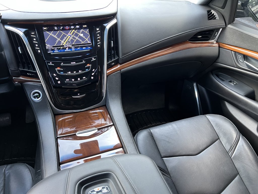 2017 Cadillac Escalade Luxury photo