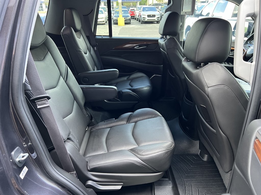 2017 Cadillac Escalade Luxury photo