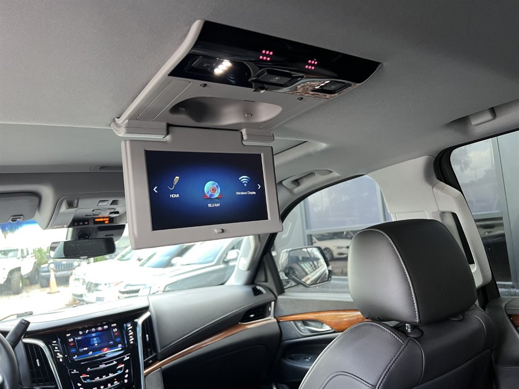 2017 Cadillac Escalade Luxury photo