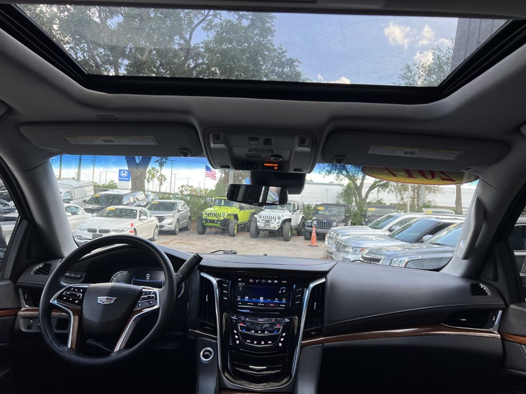 2017 Cadillac Escalade Luxury photo