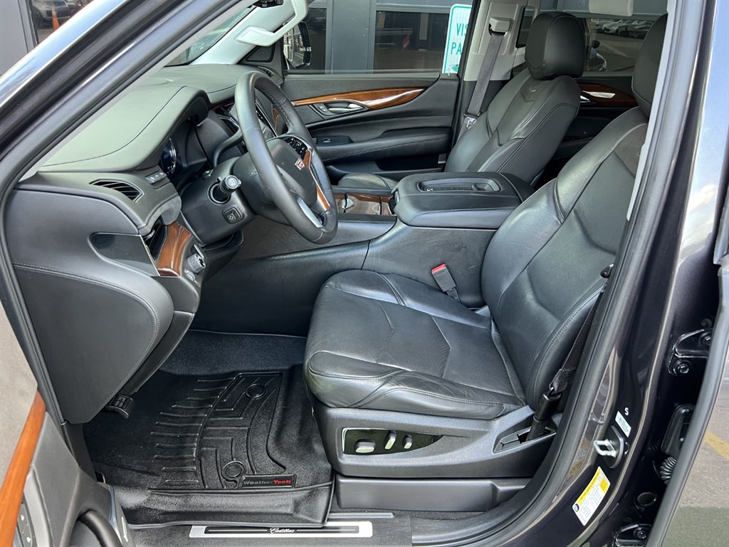 2017 Cadillac Escalade Luxury photo