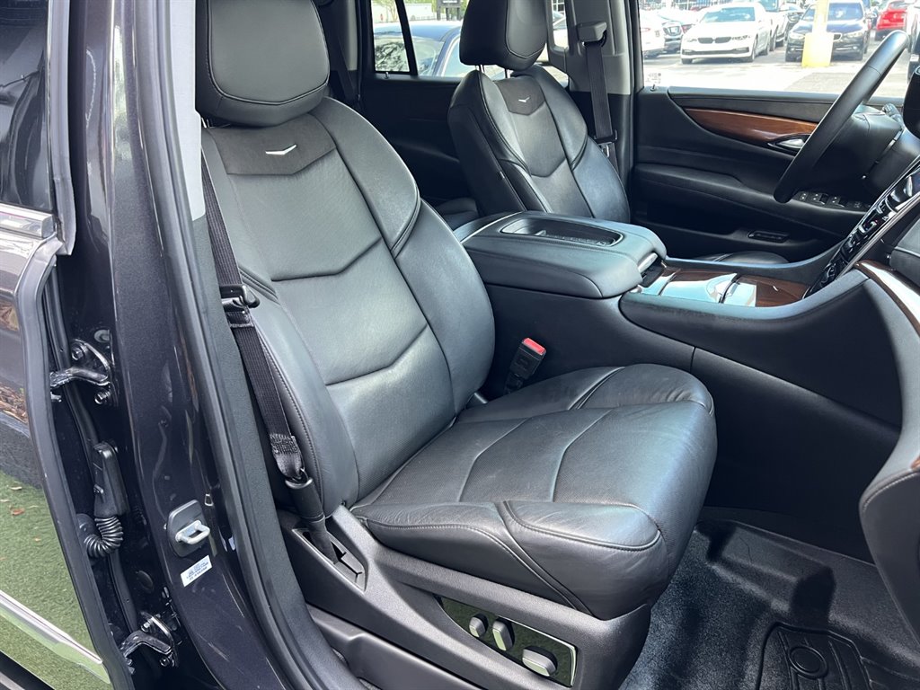 2017 Cadillac Escalade Luxury photo