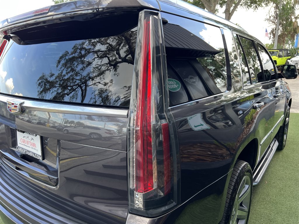 2017 Cadillac Escalade Luxury photo