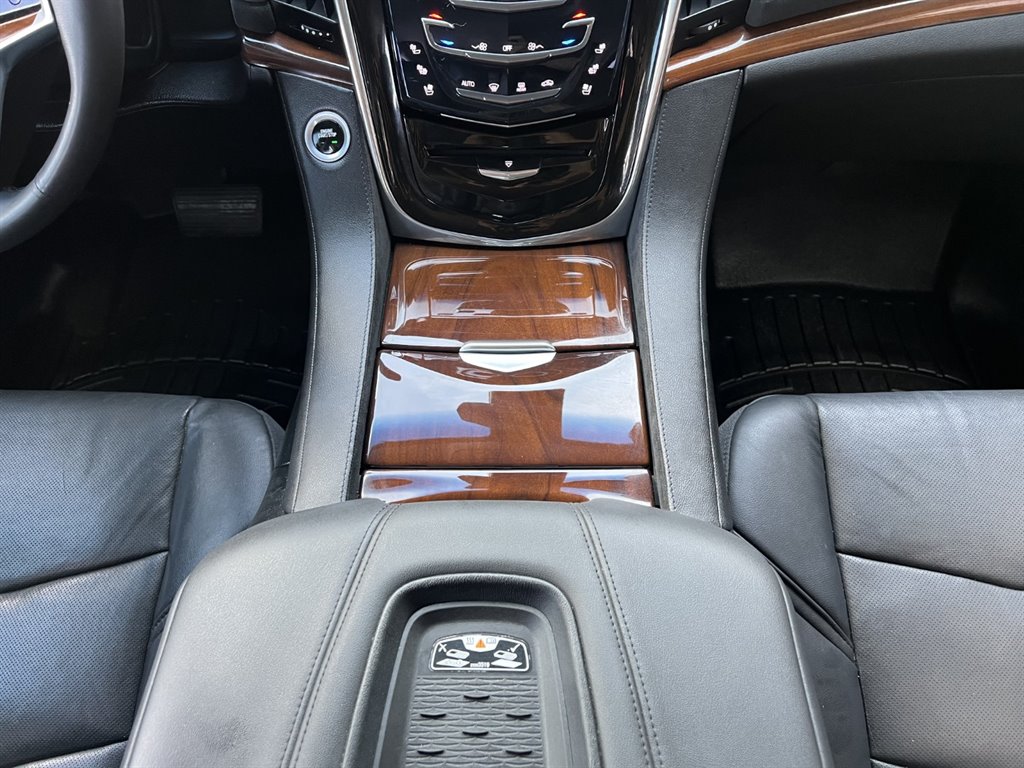 2017 Cadillac Escalade Luxury photo